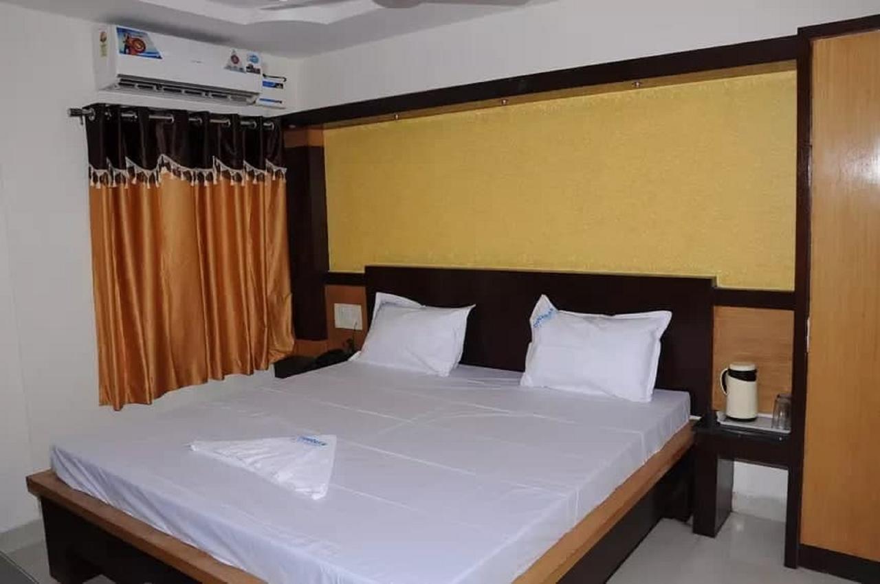 Dwaraka Residency Hotell Kākināda Exteriör bild