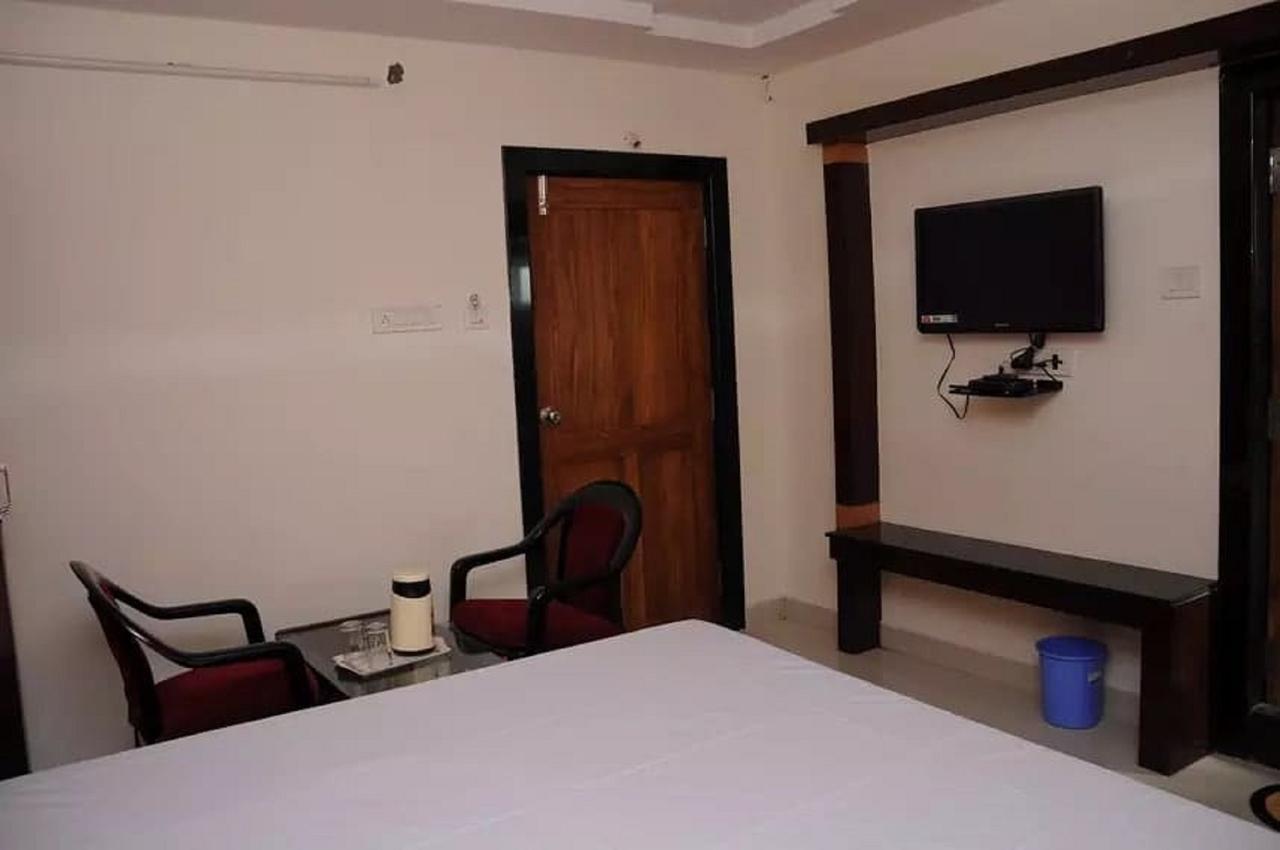 Dwaraka Residency Hotell Kākināda Exteriör bild