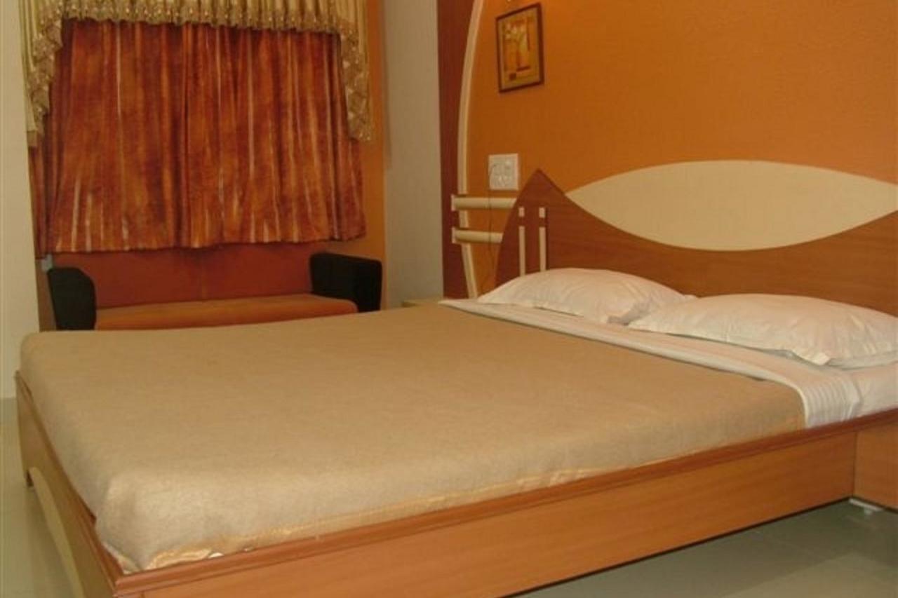 Dwaraka Residency Hotell Kākināda Exteriör bild
